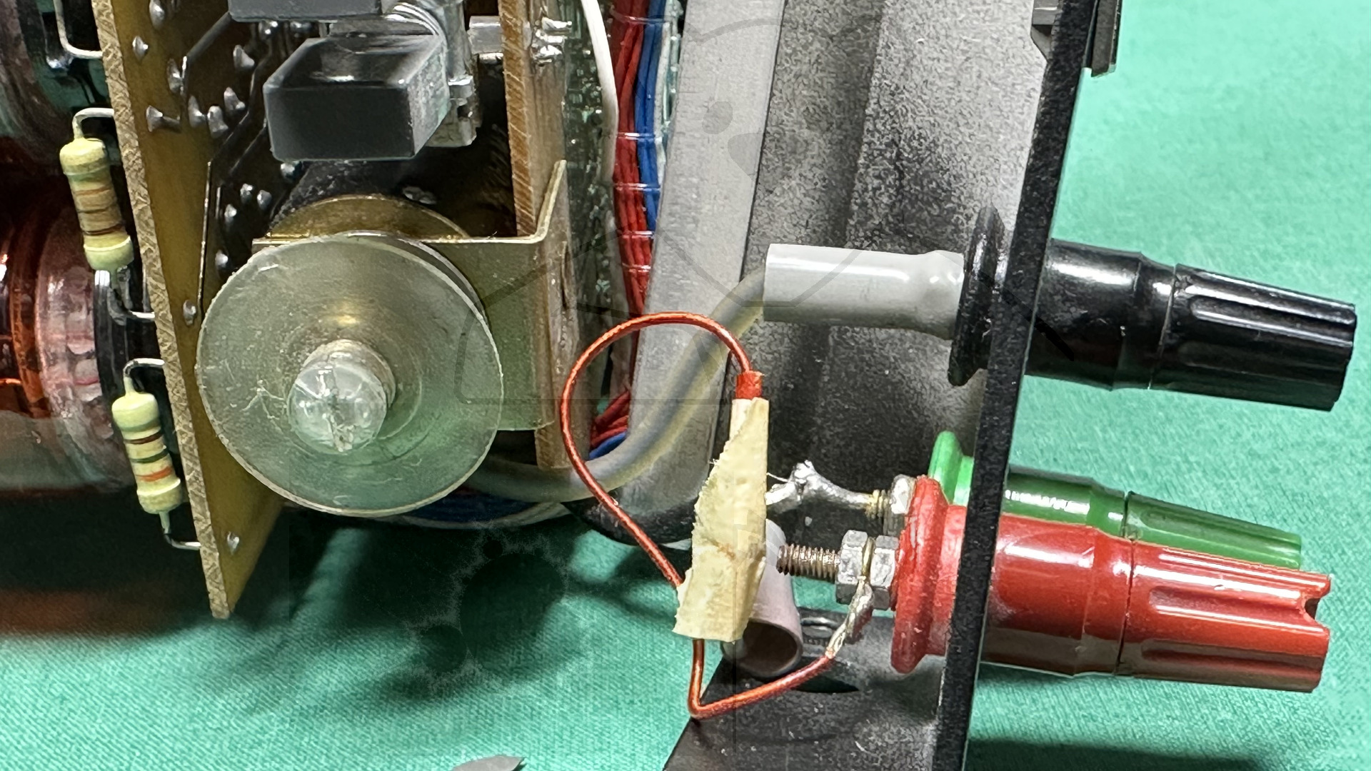 Eingangsbuchsen mit gepfuschtem Kabel vom Vorbesitzer